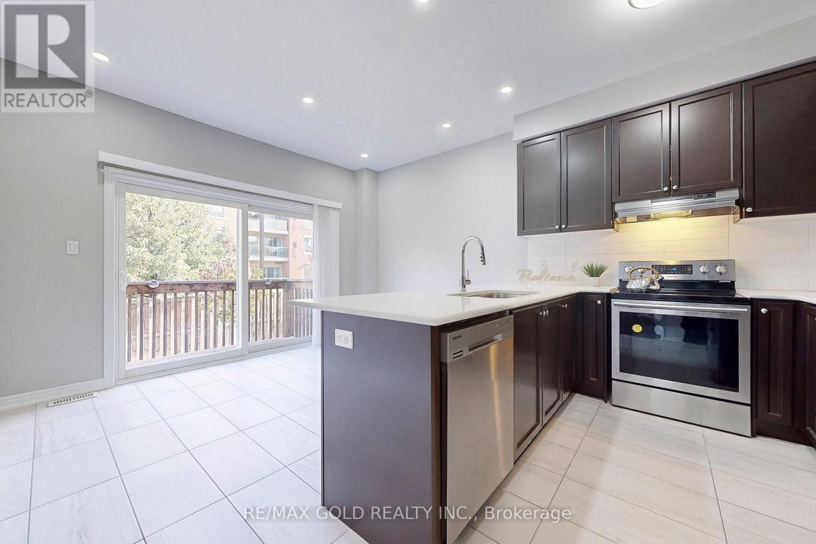9 Lobelia Street, Brampton, Ontario  L6R 3Z6 - Photo 8 - W13739398
