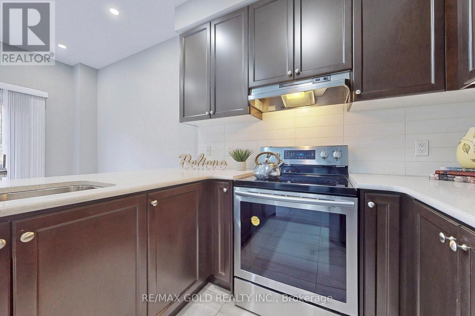 9 Lobelia Street, Brampton, Ontario  L6R 3Z6 - Photo 9 - W13739398