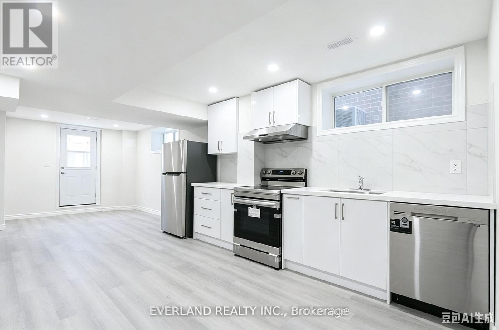 21 Kenneth Ross Bend, East Gwillimbury, Ontario  L9N 0T7 - Photo 10 - N13739434