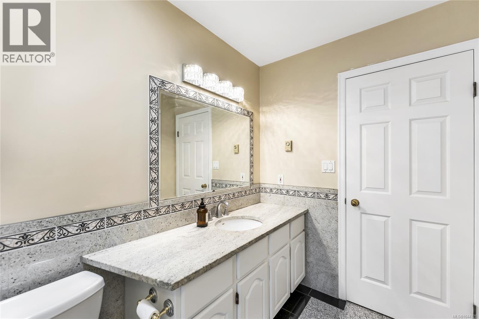 1833 Knutsford Pl, Saanich, British Columbia  V8N 6E3 - Photo 53 - 1044328