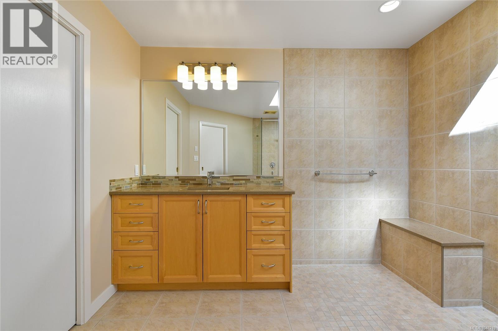 4404 Meadowood Pl, Saanich, British Columbia  V8X 4V7 - Photo 14 - 1048219