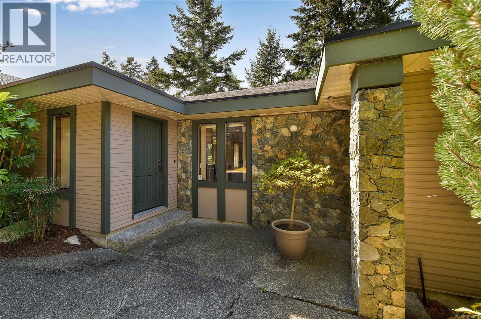 4404 Meadowood Pl, Saanich, British Columbia  V8X 4V7 - Photo 2 - 1048219