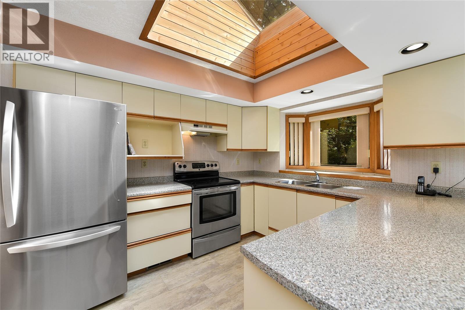 4404 Meadowood Pl, Saanich, British Columbia  V8X 4V7 - Photo 8 - 1048219