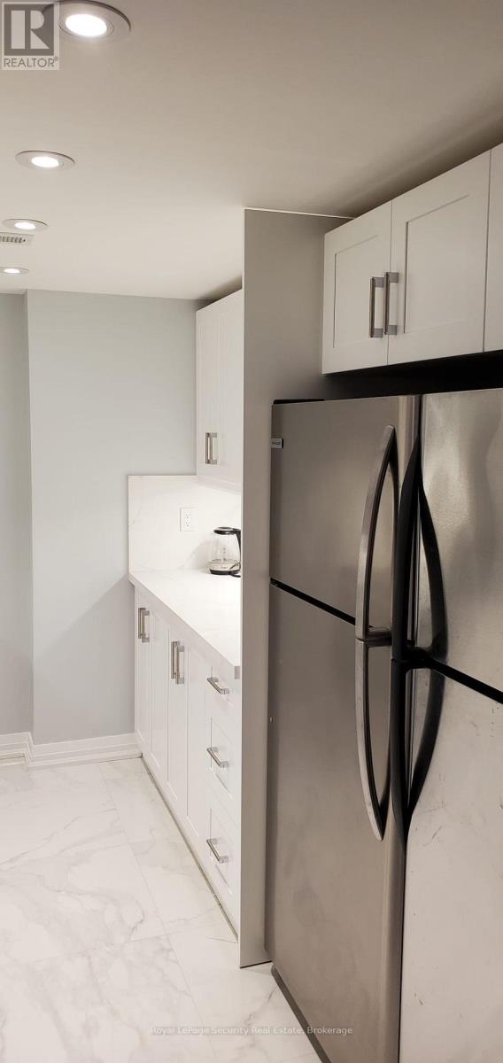 Lower #2 - 196 Strathnairn Avenue, Toronto, Ontario  M6M 2G1 - Photo 5 - W13738546