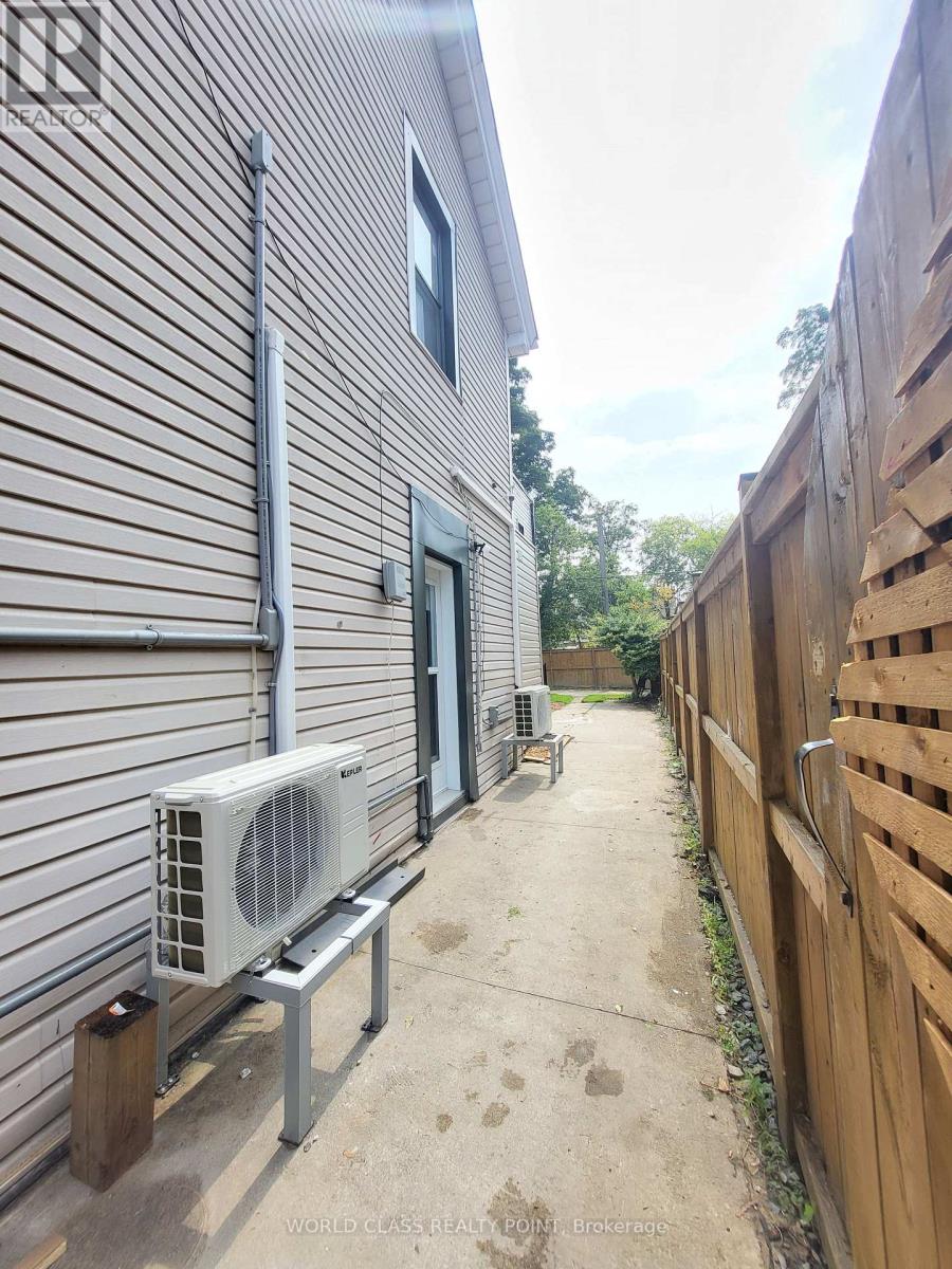 49 Vine Avenue, Toronto, Ontario  M6P 1V6 - Photo 3 - W13739564
