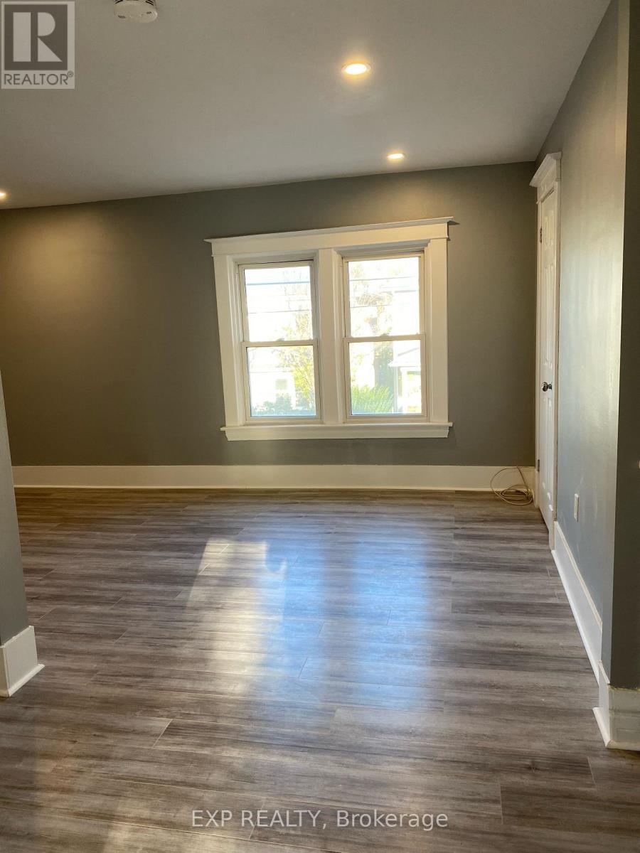 Upper Level - 104 Lowell Avenue, St. Catharines, Ontario  L2R 2E2 - Photo 4 - X13739780