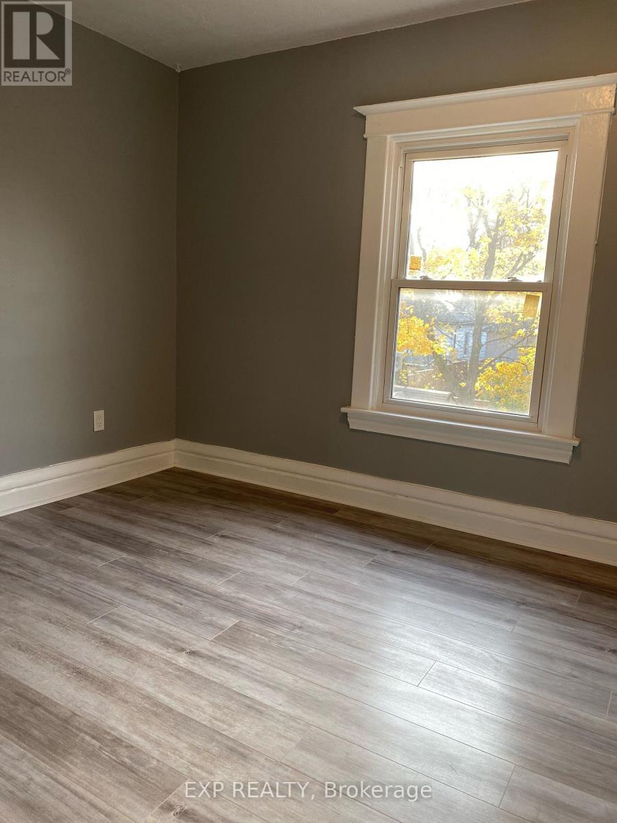 Upper Level - 104 Lowell Avenue, St. Catharines, Ontario  L2R 2E2 - Photo 5 - X13739780