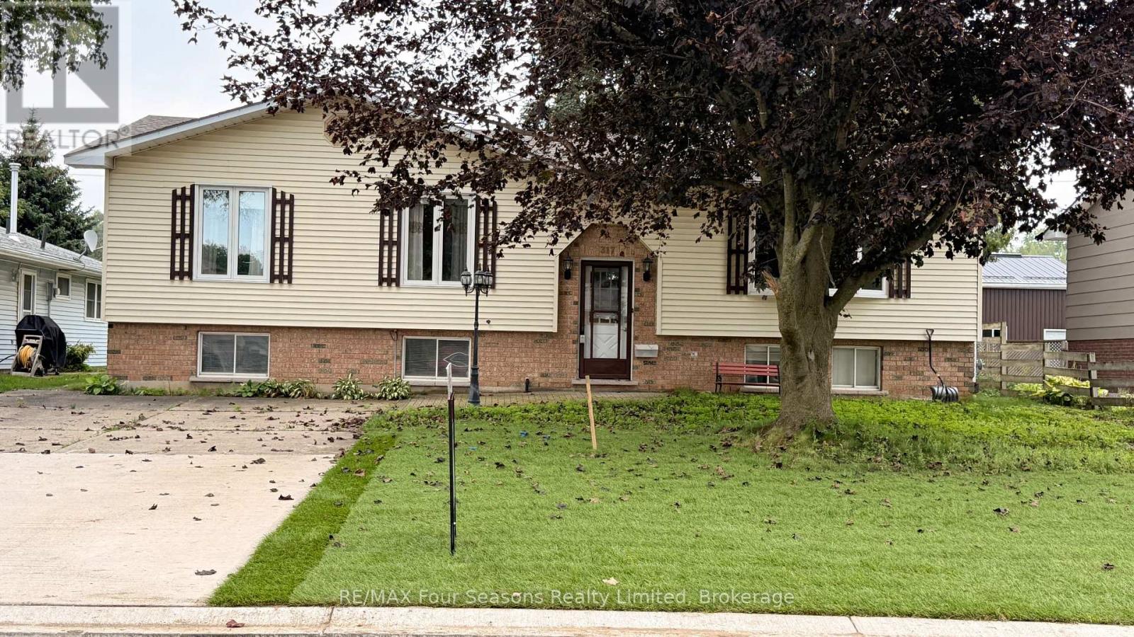 317 Bricker Street, Saugeen Shores, Ontario  N0H 2C1 - Photo 1 - X13739806
