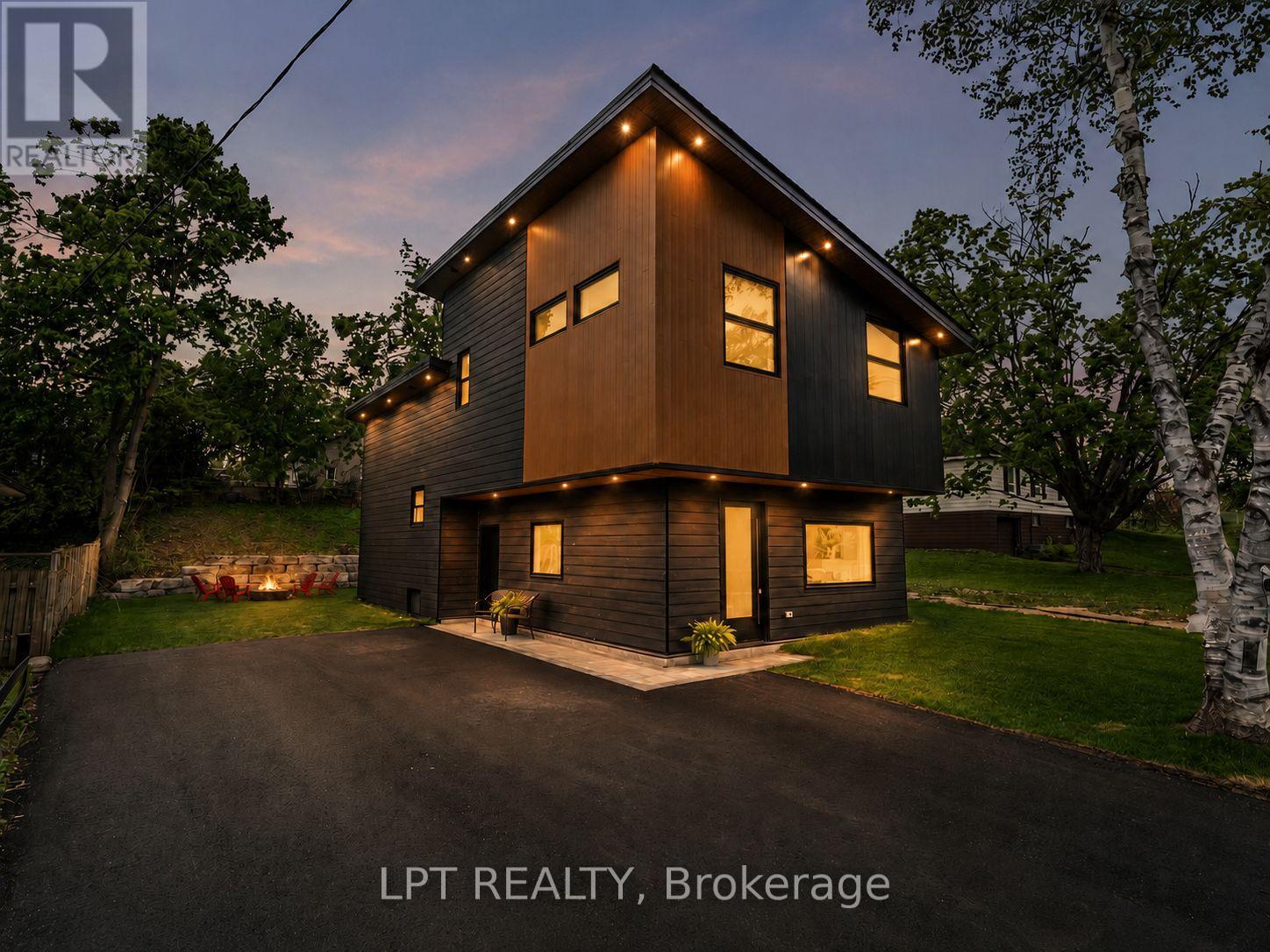 168 Berczy Street, Barrie, Ontario  L4M 3R6 - Photo 1 - S13739866