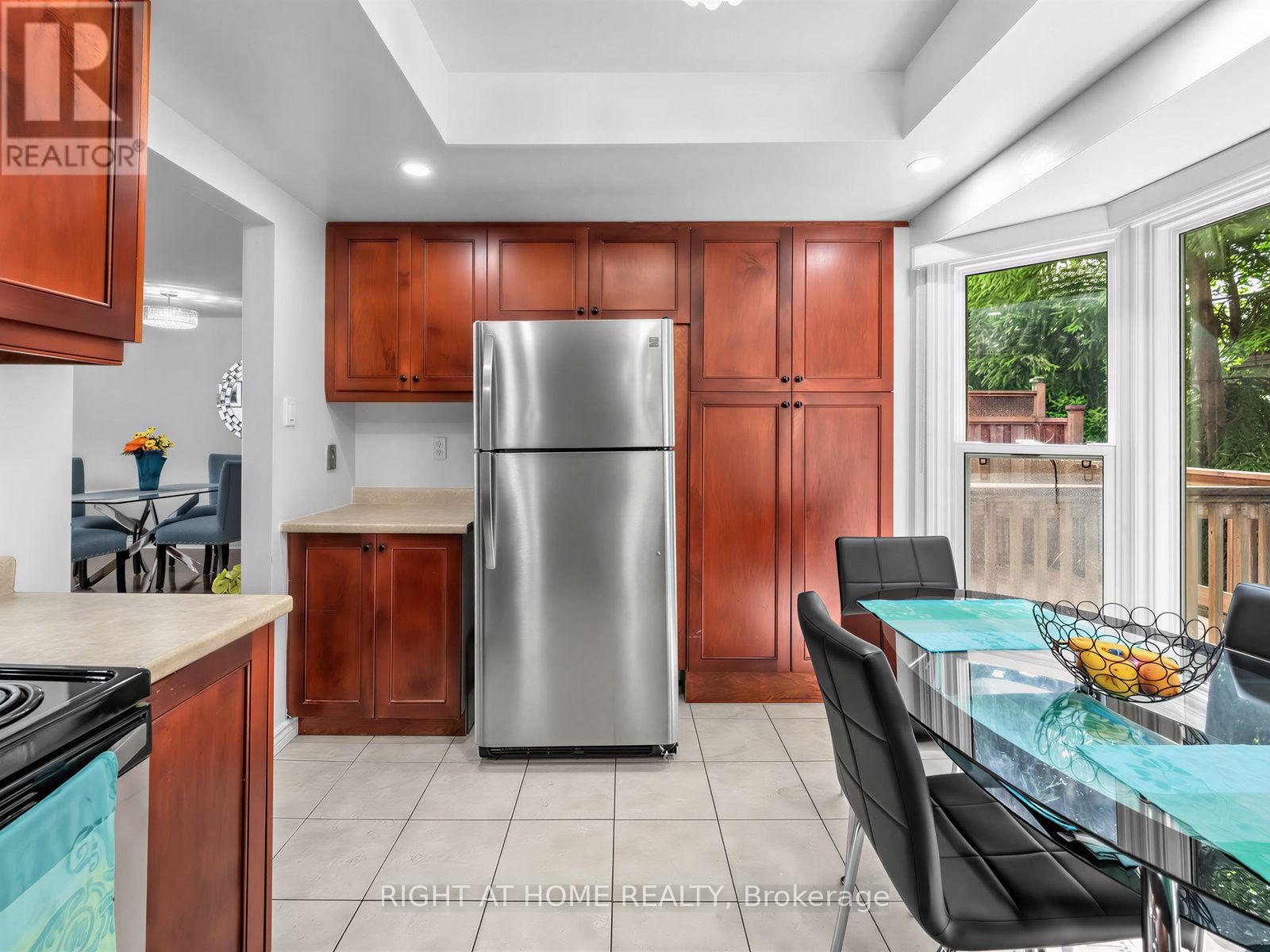 25 - 25 Tamarack Circle, Toronto, Ontario  M9P 3T9 - Photo 10 - W13739830