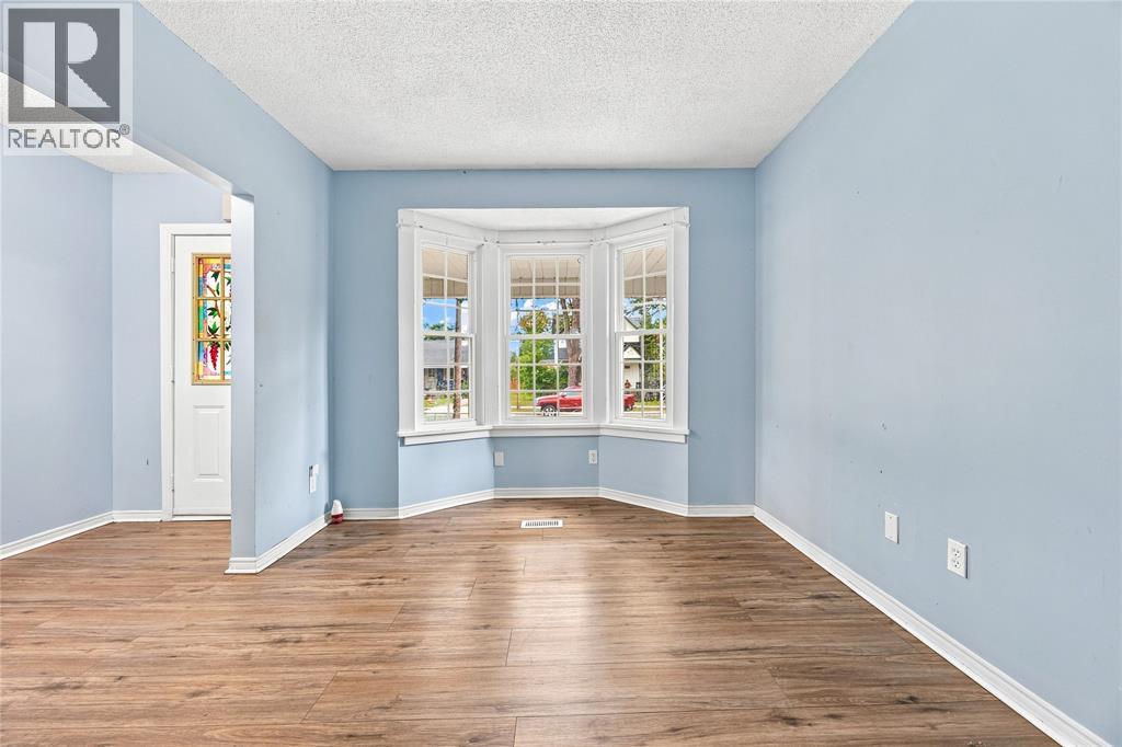 386 RUSSELL STREET South Sarnia Ontario Canada N7T3M6 5
