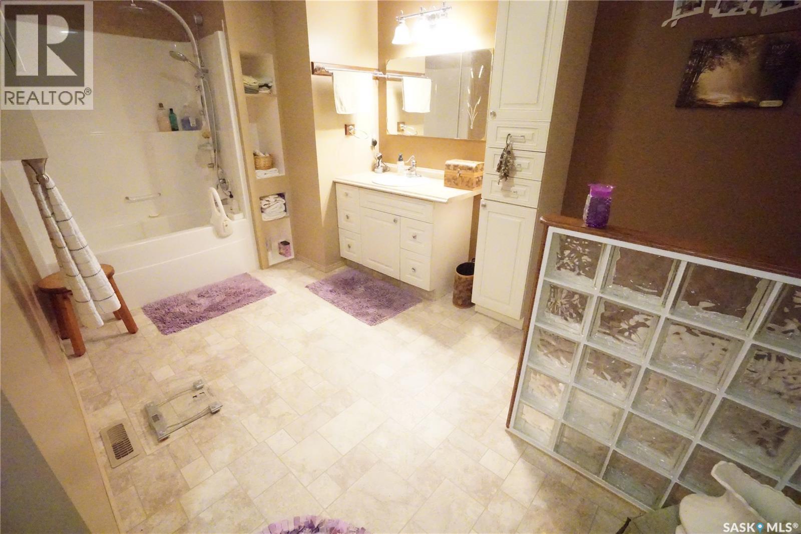 406 2nd Avenue W, Riverhurst, Saskatchewan  S0H 3P0 - Photo 24 - SK047411