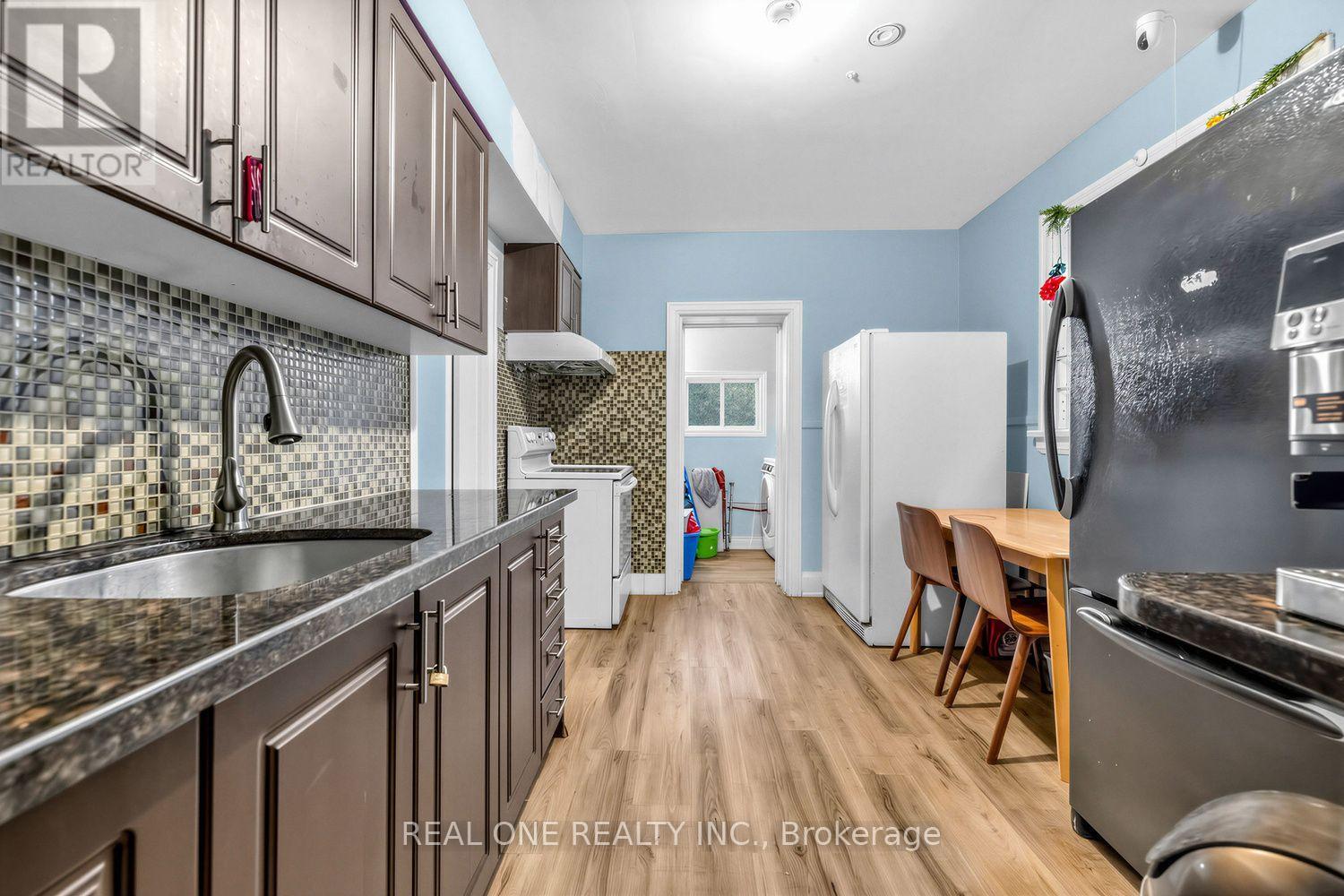 112 Oxford Street, Toronto, Ontario  M5T 1P3 - Photo 5 - C13740272