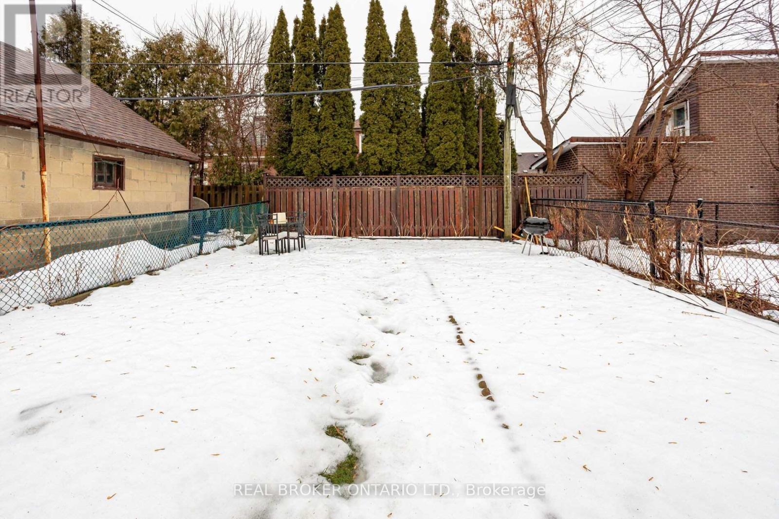 Upper - 57 Lanark Avenue, Toronto, Ontario  M6C 2B5 - Photo 11 - C13740400