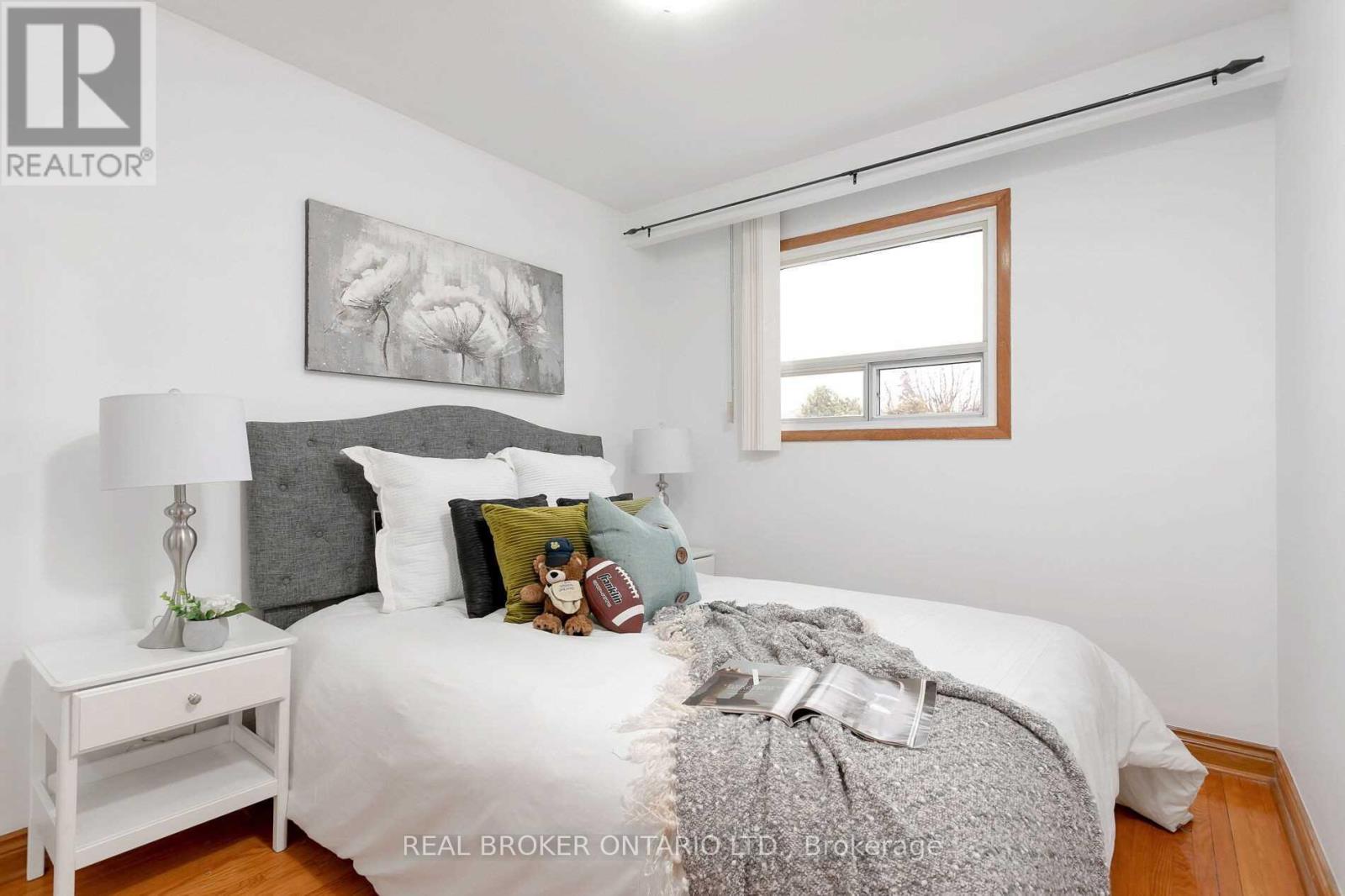 Upper - 57 Lanark Avenue, Toronto, Ontario  M6C 2B5 - Photo 7 - C13740400