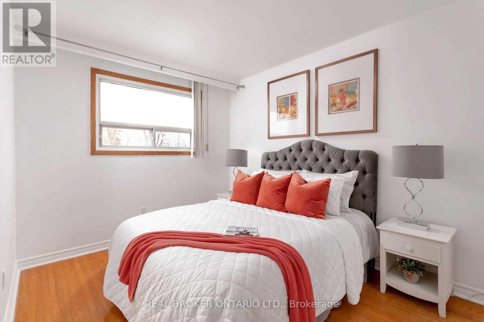 Upper - 57 Lanark Avenue, Toronto, Ontario  M6C 2B5 - Photo 8 - C13740400