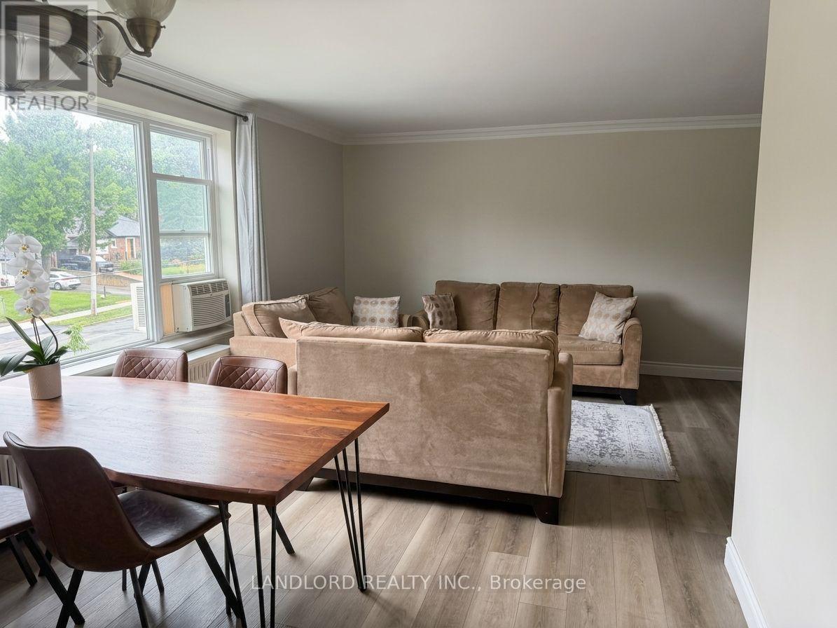 5 - 92 Trethewey Drive, Toronto, Ontario  M6M 4B4 - Photo 4 - W13740220