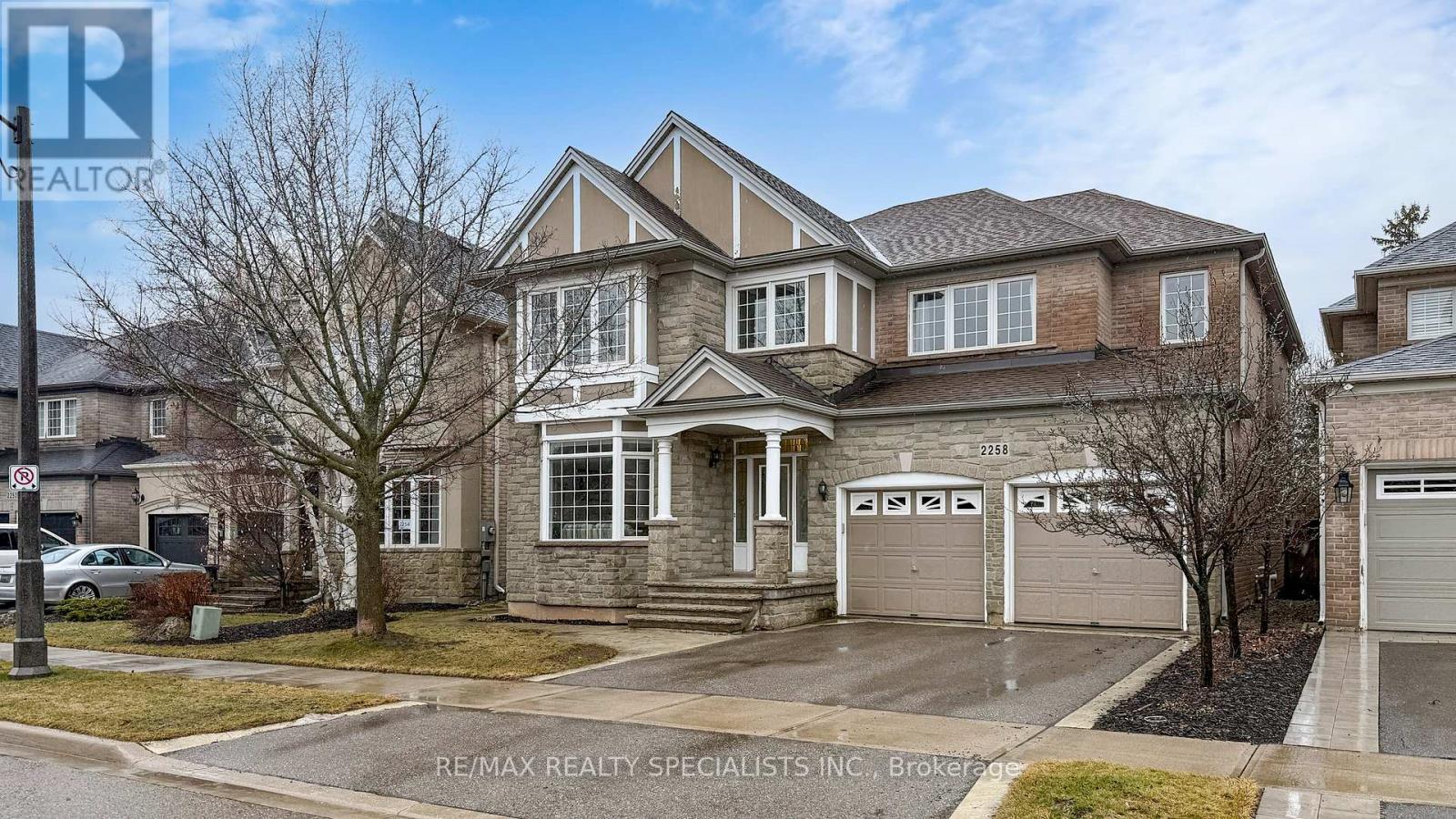 2258 Rochester Circle, Oakville, Ontario  L6M 5E1 - Photo 2 - W13740274