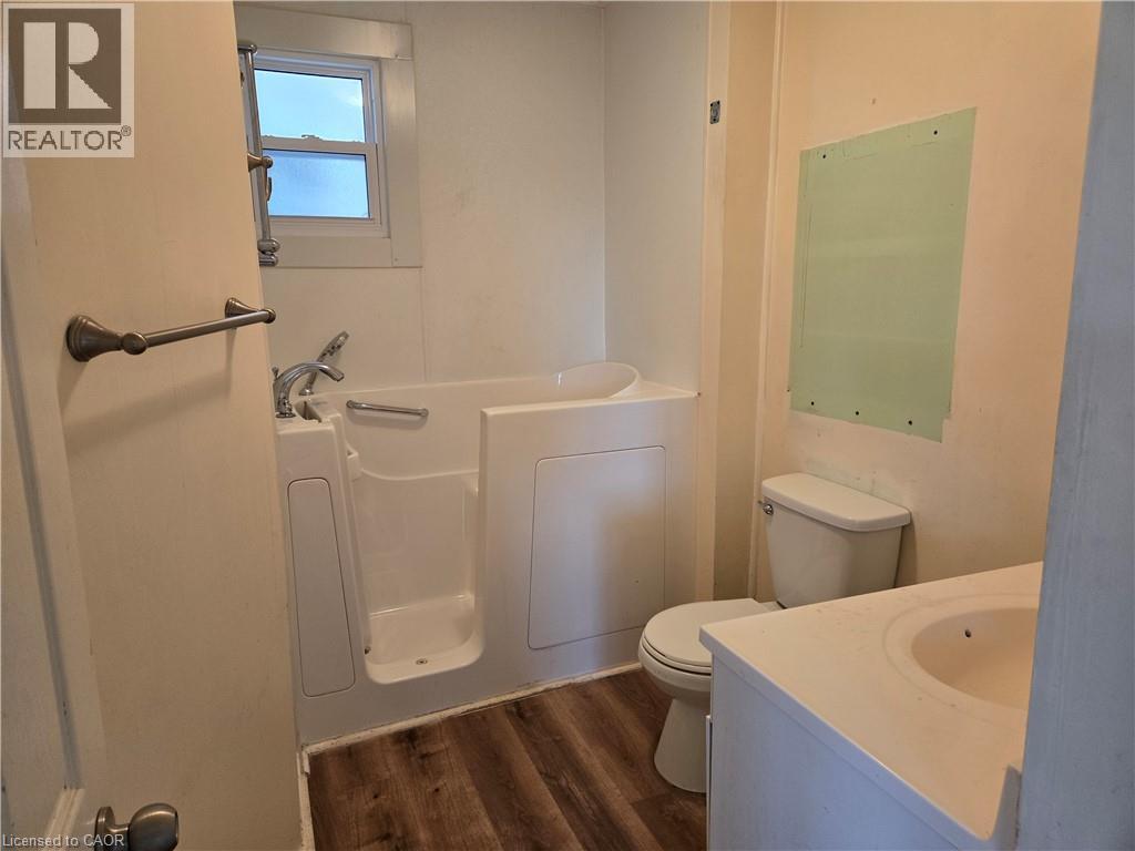 144 Burgar Street, Welland, Ontario  L3B 2S8 - Photo 10 - 40860334