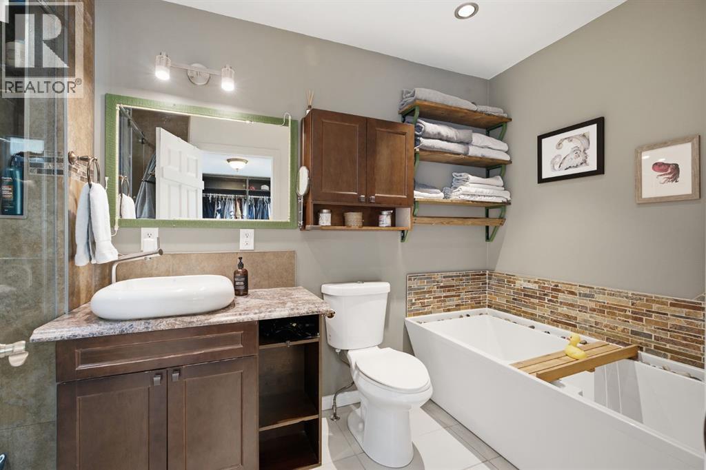 36 Berkley Place Nw, Calgary, Alberta  T3K 1A7 - Photo 23 - A2341533