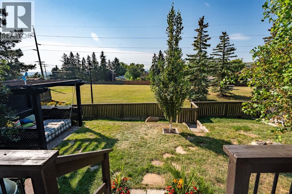 36 Berkley Place Nw, Calgary, Alberta  T3K 1A7 - Photo 14 - A2341533