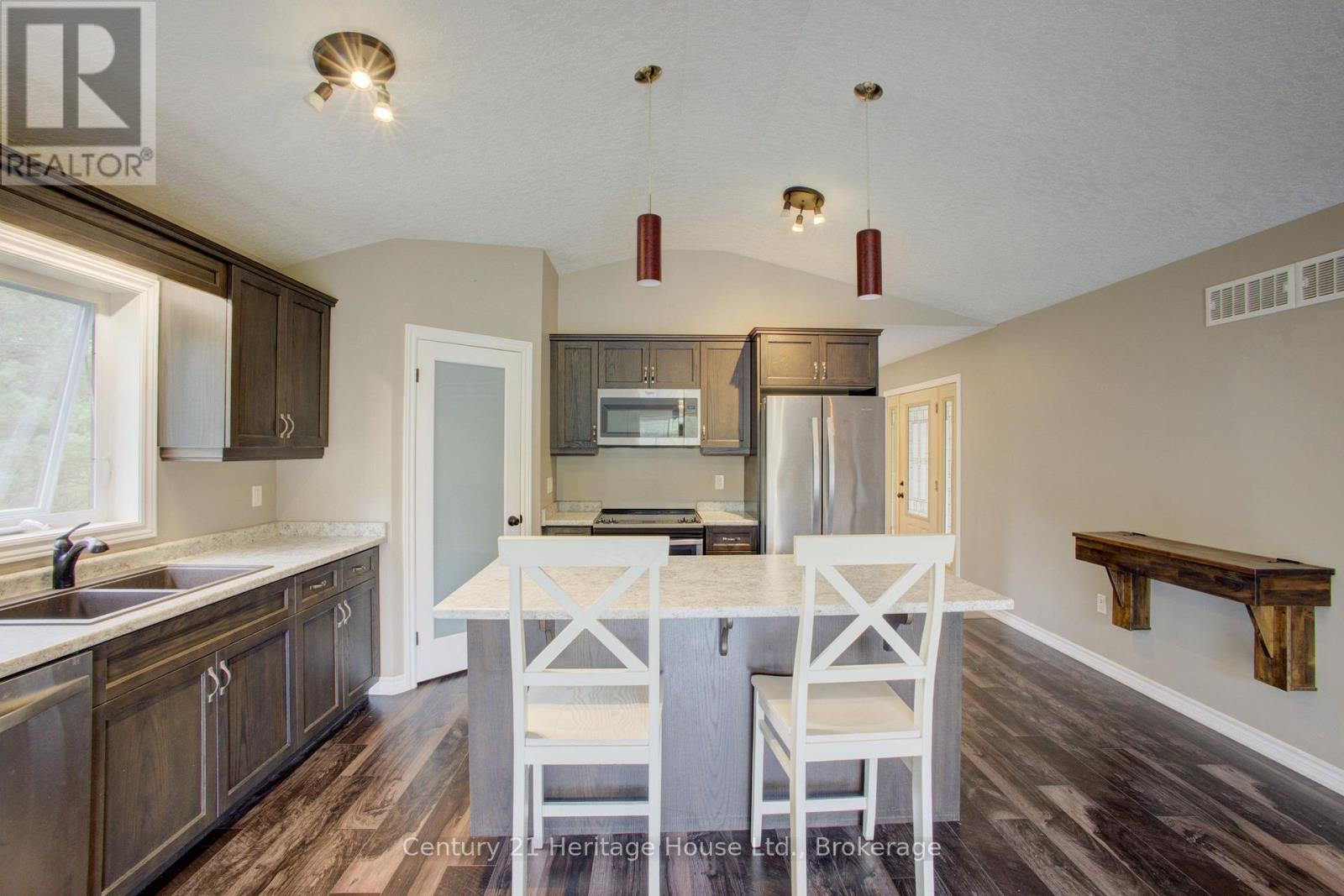 201 Hutton Hill Road, West Grey, Ontario  N0G 1R0 - Photo 11 - X13740618