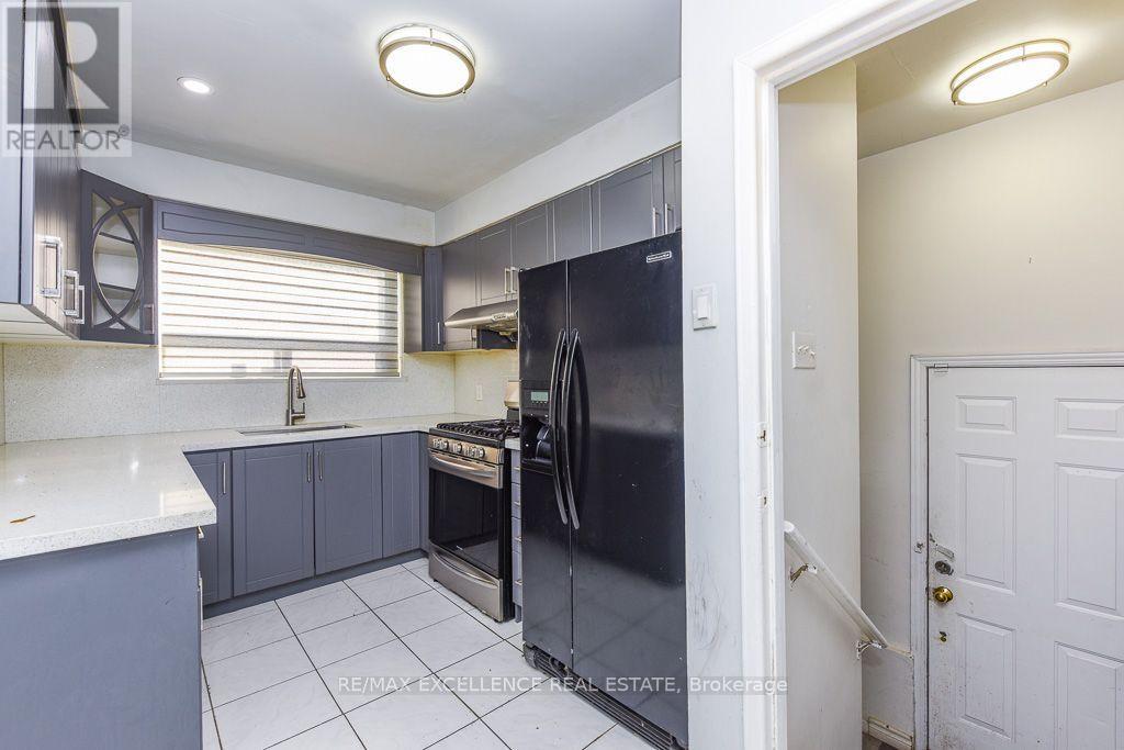7150 Minotola Avenue, Mississauga, Ontario  L4T 2T1 - Photo 10 - W13740730