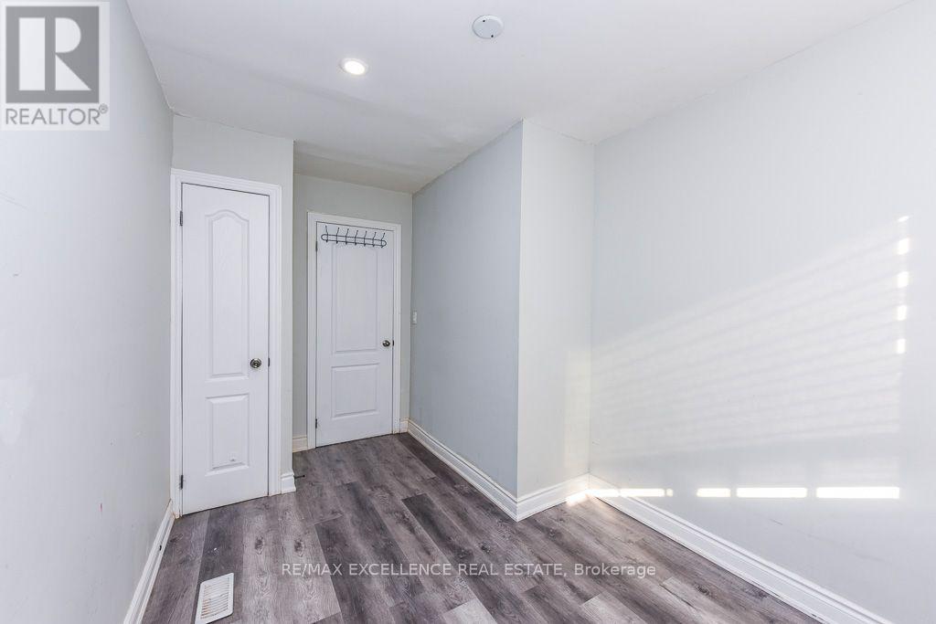7150 Minotola Avenue, Mississauga, Ontario  L4T 2T1 - Photo 12 - W13740730