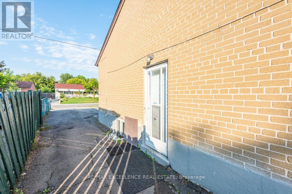 7150 Minotola Avenue, Mississauga, Ontario  L4T 2T1 - Photo 21 - W13740730