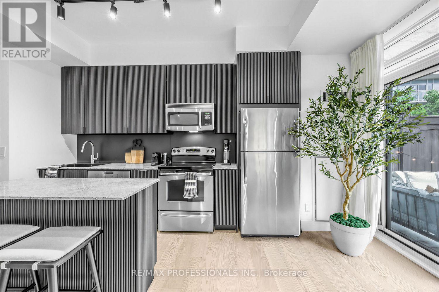 402 - 155 Legion Road N, Toronto, Ontario  M8Y 0A7 - Photo 4 - W13740834
