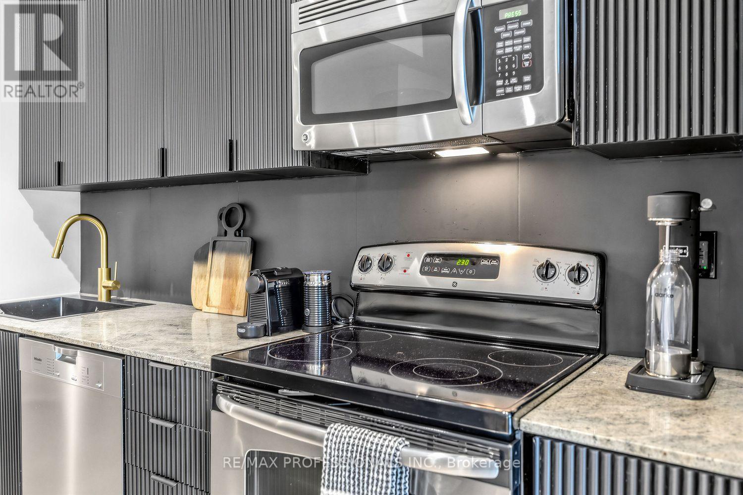 402 - 155 Legion Road N, Toronto, Ontario  M8Y 0A7 - Photo 8 - W13740834