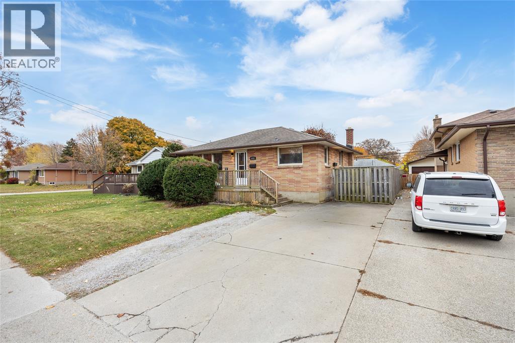 1035 WELLINGTON STREET, Sarnia, Ontario