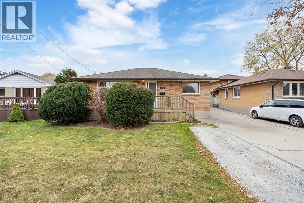 1035 Wellington Street, Sarnia, Ontario  N7S 1E4 - Photo 2 - 26021550