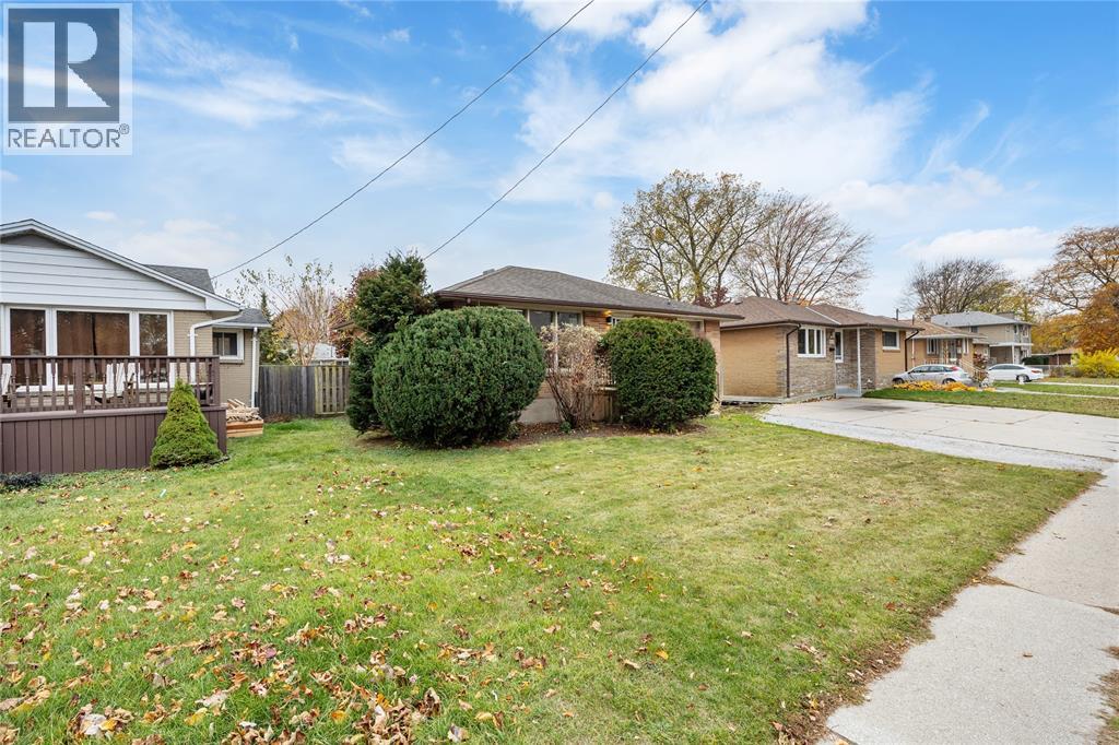 1035 Wellington Street, Sarnia, Ontario  N7S 1E4 - Photo 3 - 26021550
