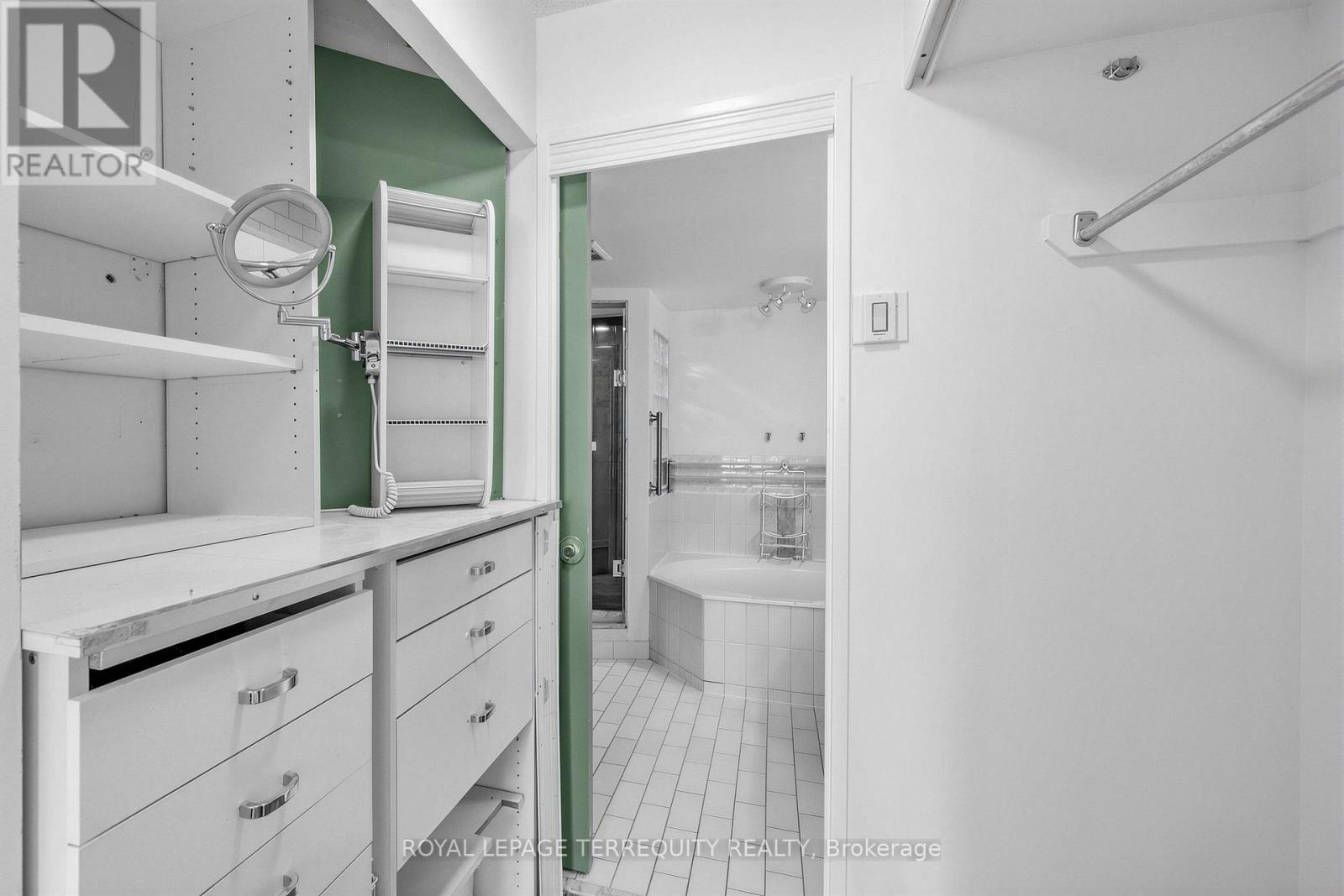 210 - 25 Maitland Street, Toronto, Ontario  M4Y 2W1 - Photo 10 - C13637524