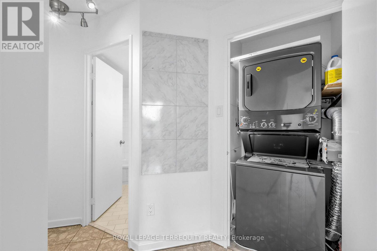 210 - 25 Maitland Street, Toronto, Ontario  M4Y 2W1 - Photo 17 - C13637524