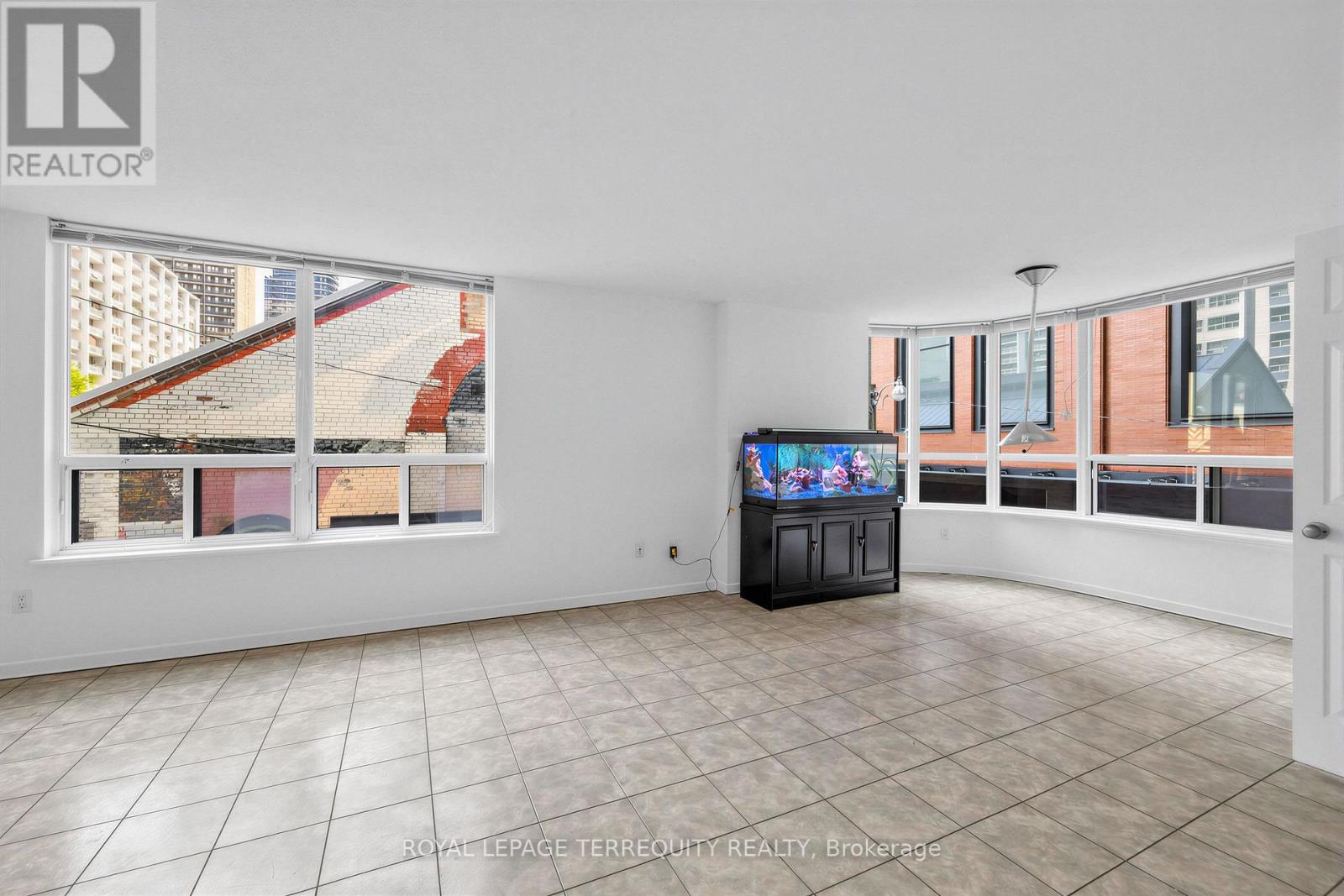 210 - 25 Maitland Street, Toronto, Ontario  M4Y 2W1 - Photo 3 - C13637524