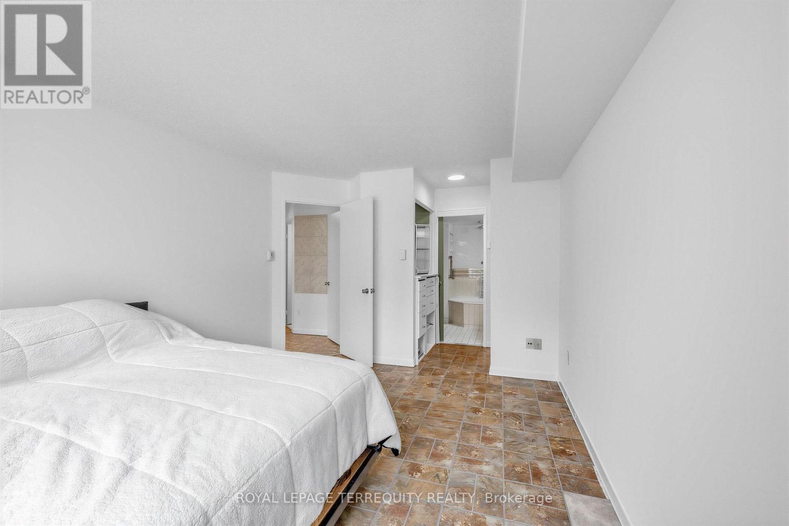 210 - 25 Maitland Street, Toronto, Ontario  M4Y 2W1 - Photo 9 - C13637524