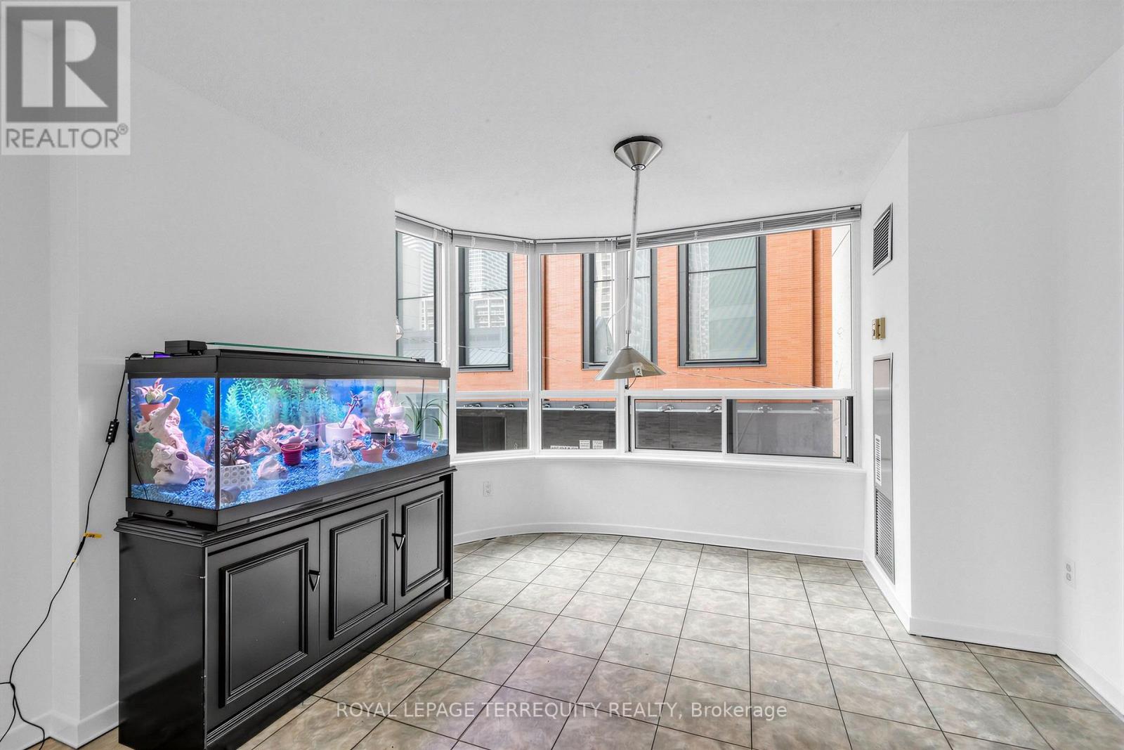 210 - 25 Maitland Street, Toronto, Ontario  M4Y 2W1 - Photo 4 - C13637524