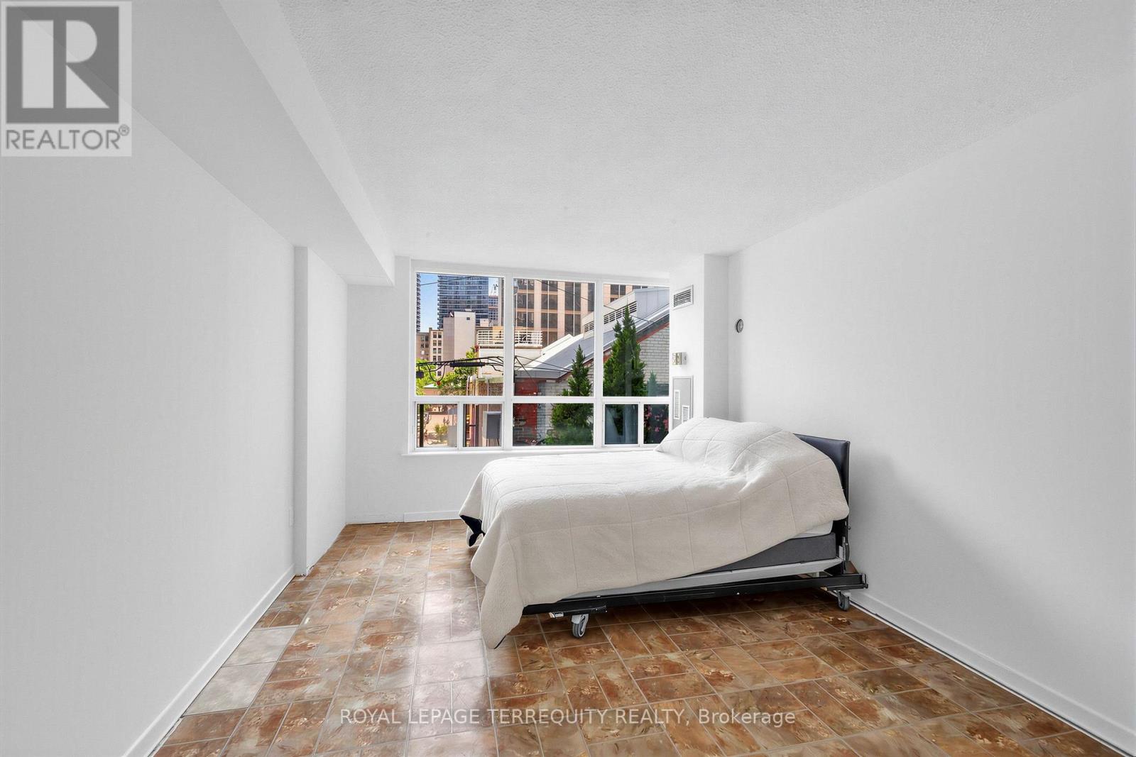 210 - 25 Maitland Street, Toronto, Ontario  M4Y 2W1 - Photo 8 - C13637524