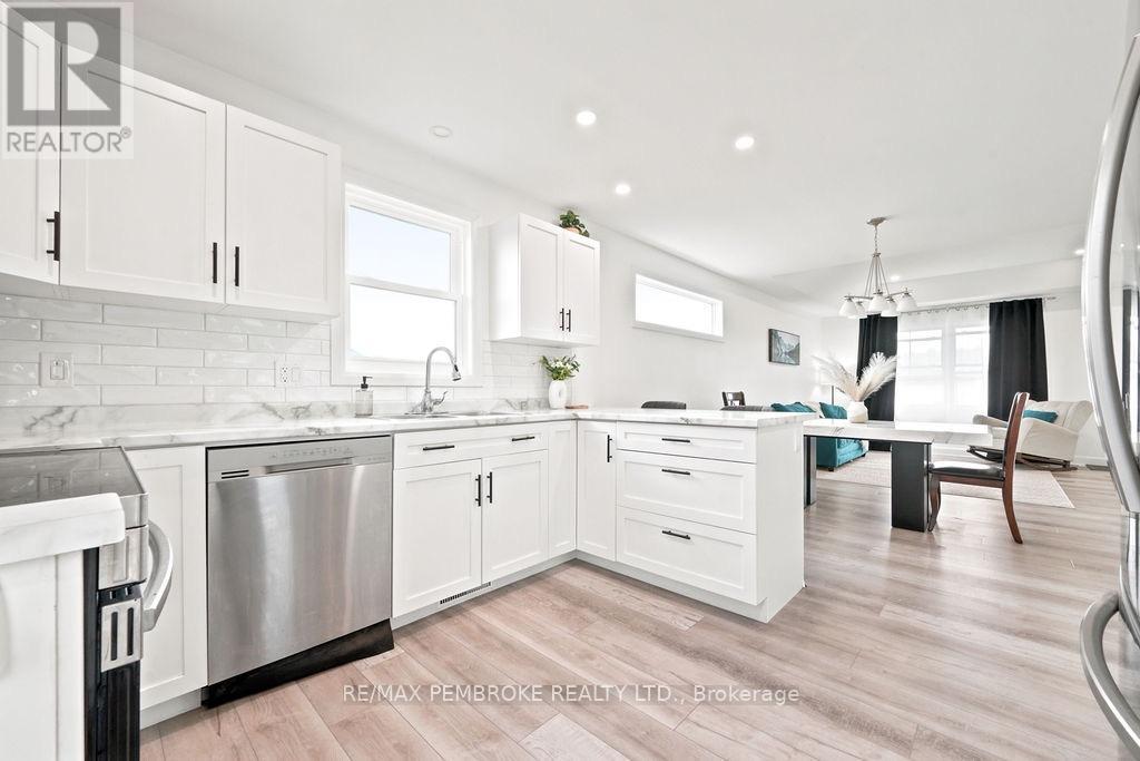 20 Terrance Drive, Petawawa, Ontario  K8H 0G3 - Photo 12 - X13740964