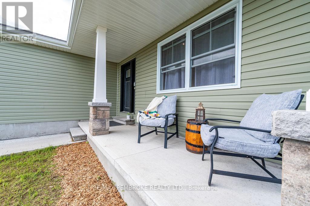 20 Terrance Drive, Petawawa, Ontario  K8H 0G3 - Photo 3 - X13740964