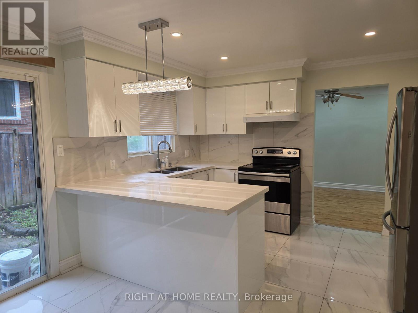 125 Weir Crescent S, Toronto, Ontario  M1E 4T1 - Photo 10 - E13735078