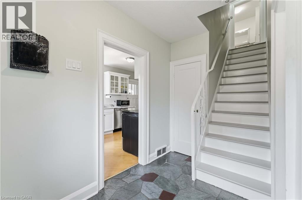 1537 Gregory Road, St. Catharines, Ontario  L2R 6P9 - Photo 8 - 40860036