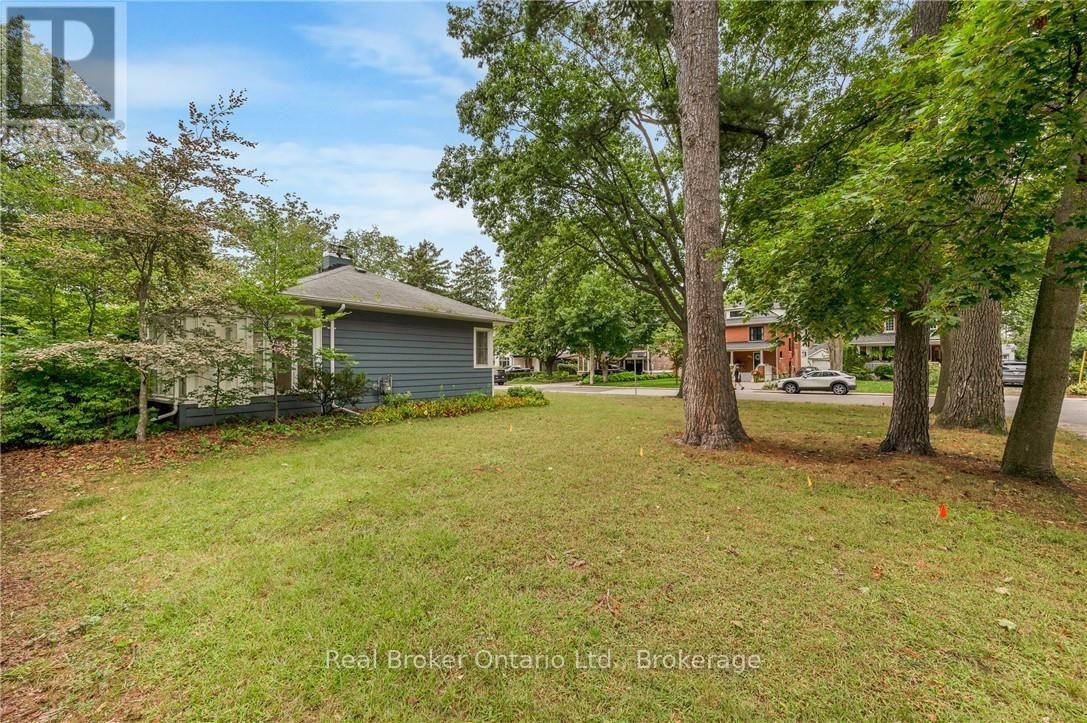 374 Spruce Street, Oakville, Ontario  L6J 2H3 - Photo 3 - W13741076