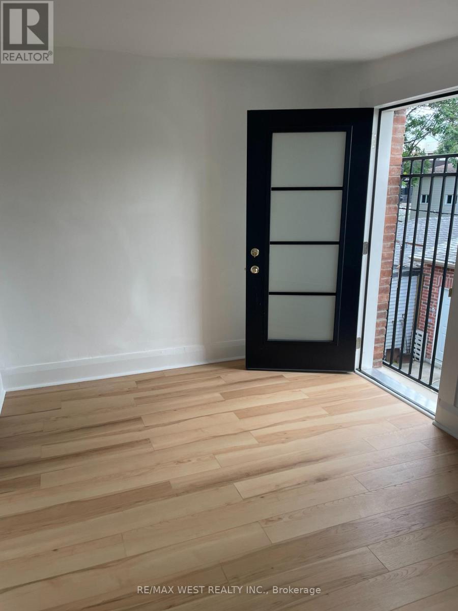 2nd Floor - 734 Manning Avenue, Toronto, Ontario  M6G 2W4 - Photo 10 - C13741348