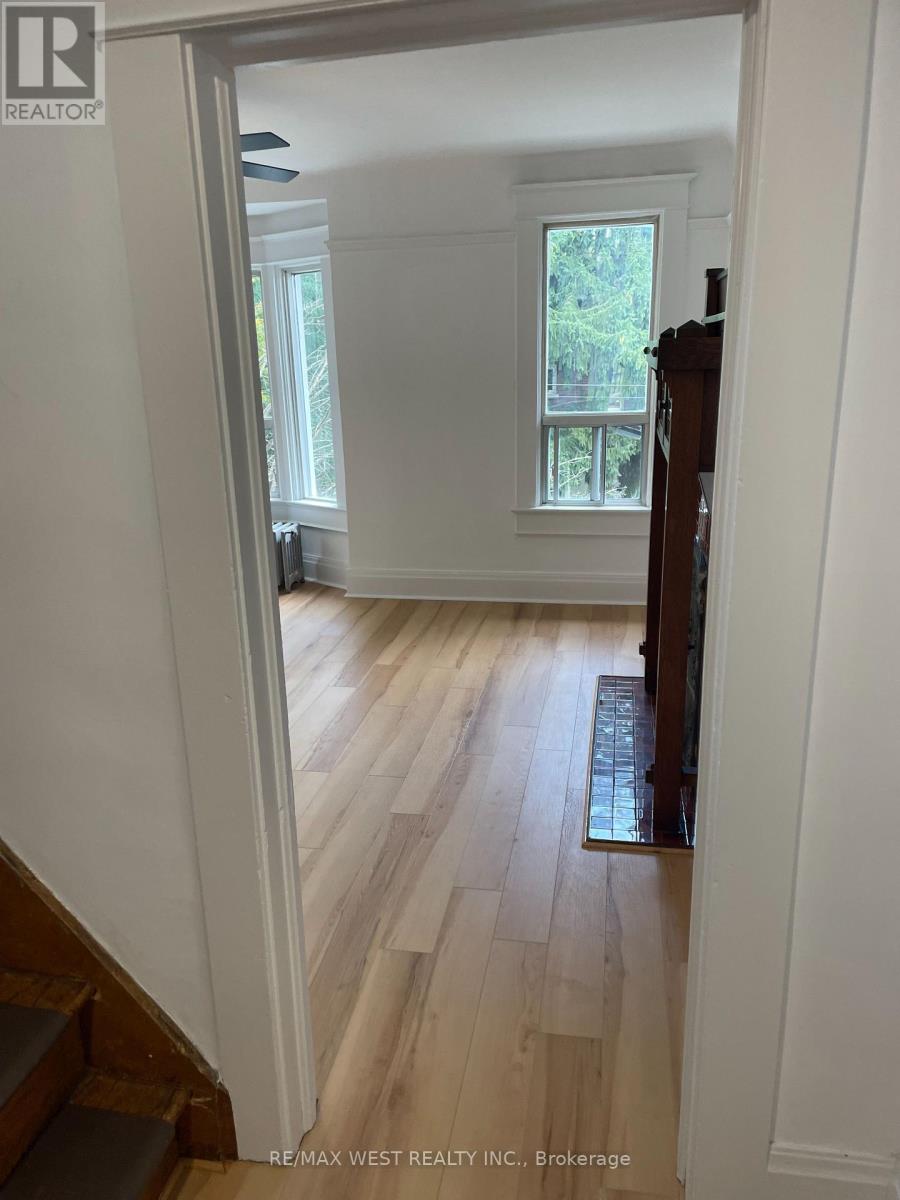 2nd Floor - 734 Manning Avenue, Toronto, Ontario  M6G 2W4 - Photo 14 - C13741348
