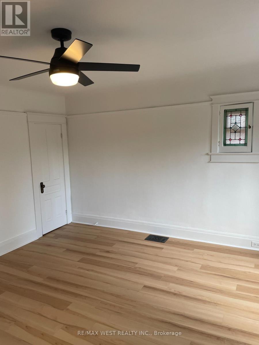 2nd Floor - 734 Manning Avenue, Toronto, Ontario  M6G 2W4 - Photo 17 - C13741348