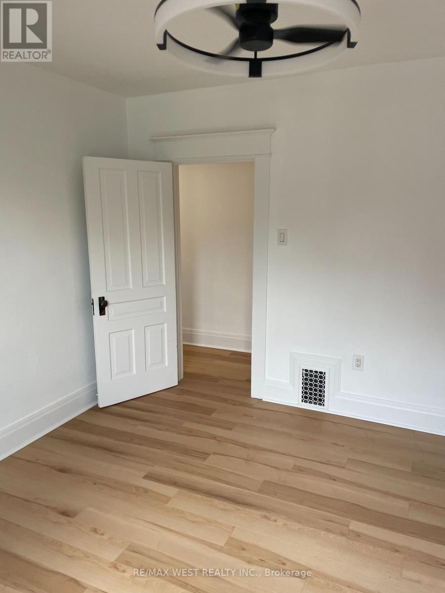 2nd Floor - 734 Manning Avenue, Toronto, Ontario  M6G 2W4 - Photo 19 - C13741348