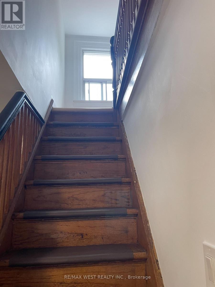 2nd Floor - 734 Manning Avenue, Toronto, Ontario  M6G 2W4 - Photo 2 - C13741348